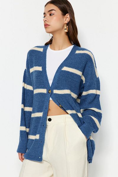 Trendyol Collection Modrý Wide Fit Měkký pruhovaný pletený svetr TWOAW23HI00191