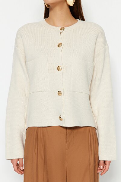 Trendyol Collection Strickjacke in Ecru – Knopfdetail und Jackenoptik TWOAW24HI00023