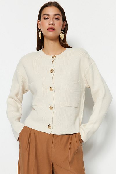 Trendyol Collection Strickjacke in Ecru – Knopfdetail und Jackenoptik TWOAW24HI00023