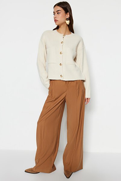 Trendyol Collection Strickjacke in Ecru – Knopfdetail und Jackenoptik TWOAW24HI00023