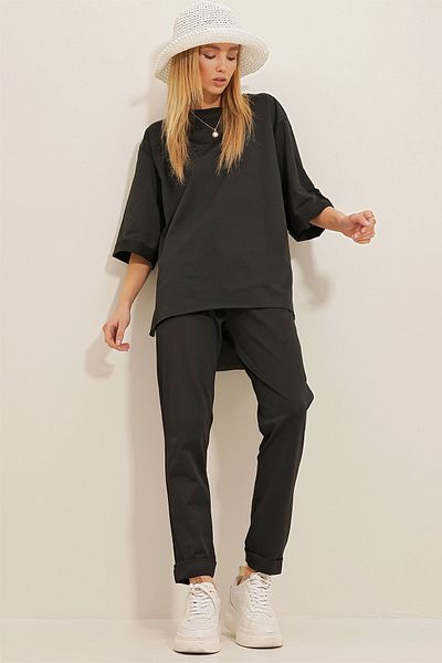 Trend Alaçatı Stili Women's Black Crew Neck Side Slit T-Shirt and Double Pocket Trousers Crepe Knitted Set ALC-X10464