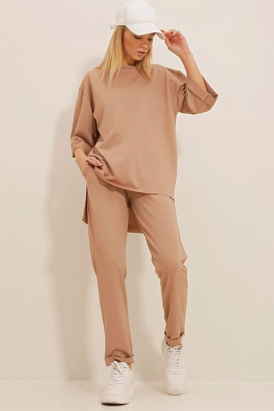 Trend Alaçatı Stili Dunkelbeiges Damen-T-Shirt mit Rundhalsausschnitt, Seitenschlitz und Hose mit zwei Taschen, Krepp-Strick ALC-X10464