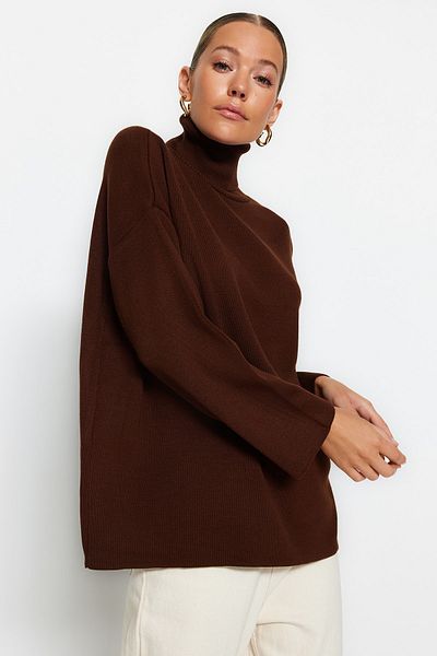 Trendyol Collection Brauner Basic-Strickpullover mit weitem Schnitt TWOAW23KZ00206