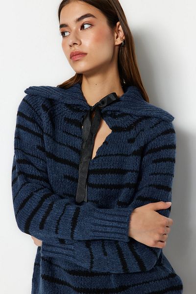 Trendyol Collection Pulover din tricotaje cu dungi Indigo cu textura moale TWOAW24KZ00093