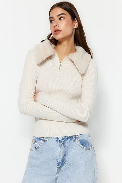 Trendyol Collection Pletený svetr Polo Collar Ecru - Umělá kožešina Detailní TWOAW24KZ00204