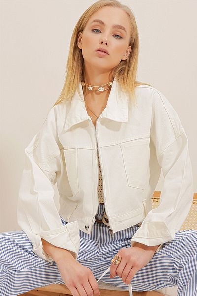 Trend Alaçatı Stili Weiße kurze Jeansjacke für Damen mit zwei Taschen und Reißverschluss ALC-X9899