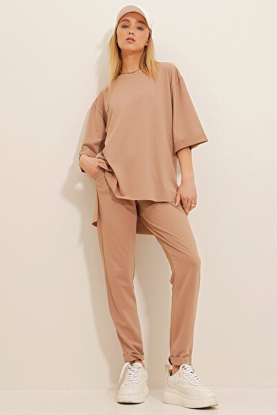 Trend Alaçatı Stili Women's Dark Beige Crew Neck Side Slit T-Shirt and Double Pocket Trousers Crepe Knitted ALC-X10464