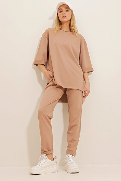 Trend Alaçatı Stili Women's Dark Beige Crew Neck Side Slit T-Shirt and Double Pocket Trousers Crepe Knitted ALC-X10464