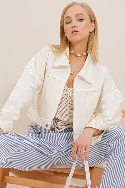 Trend Alaçatı Stili Weiße kurze Jeansjacke für Damen mit zwei Taschen und Reißverschluss ALC-X9899