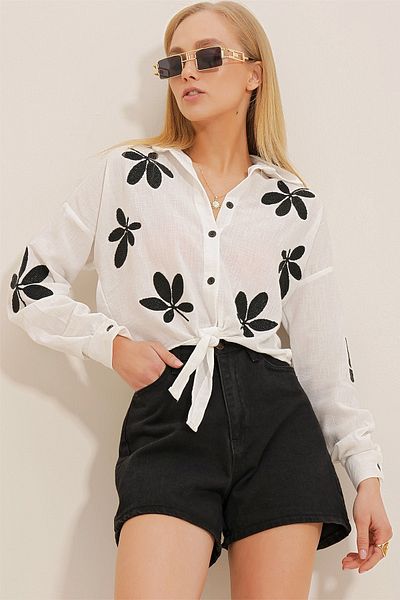 Trend Alaçatı Stili Women's White Floral Motif Caviar Print Linen Crop Shirt ALC-X10434