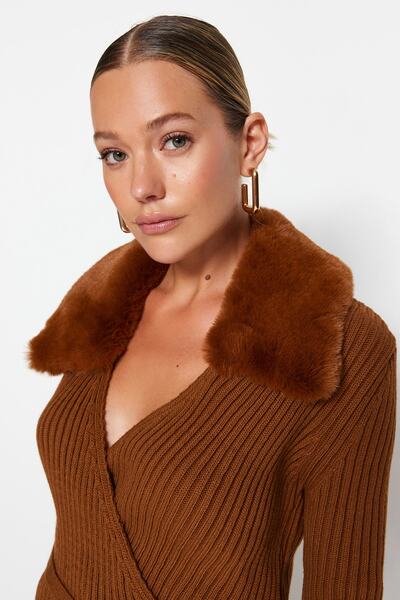 Trendyol Collection Hnědý pletený svetr s umělou kožešinou - Twoaw24Kz00223
