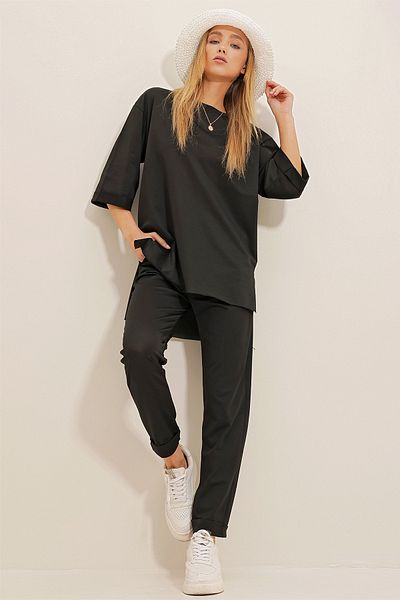 Trend Alaçatı Stili Women's Black Crew Neck Side Slit T-Shirt and Double Pocket Trousers Crepe Knitted Set ALC-X10464