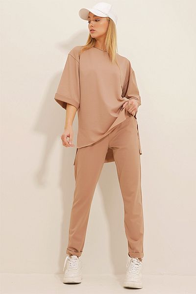 Trend Alaçatı Stili Dunkelbeiges Damen-T-Shirt mit Rundhalsausschnitt, Seitenschlitz und Hose mit zwei Taschen, Krepp-Strick ALC-X10464