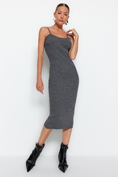 Trendyol Collection Antracytowy sweterek midi z dzianiny i komplet sukienek - TWOSS21EL0208