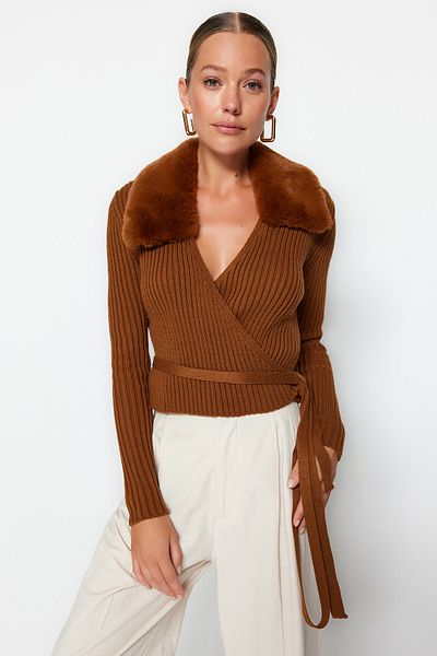 Trendyol Collection Hnědý pletený svetr s umělou kožešinou - Twoaw24Kz00223