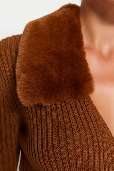Trendyol Collection Hnědý pletený svetr s umělou kožešinou - Twoaw24Kz00223