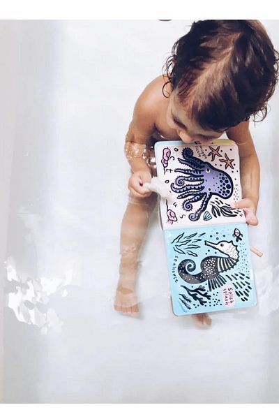 Wee Color Me: Who Is in the Ocean? Bathroom Picture Game Book