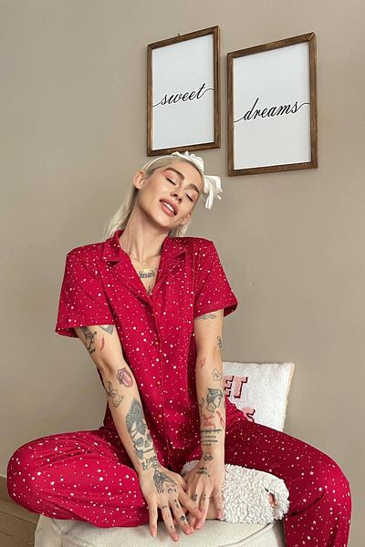 Pijamaevi بيجامة نسائية محبوكة بأزرار أمامية وأكمام قصيرة منقوشة بنجمة حمراء