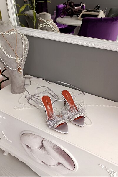 LA CALZATURE Срібні атласні черевики на підборах 9 см з шнурівкою на щиколотц...