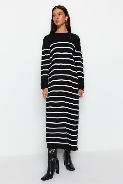 Trendyol Modest Schwarzes Strickkleid mit Streifen und Knopfleiste TCTAW24EB00002