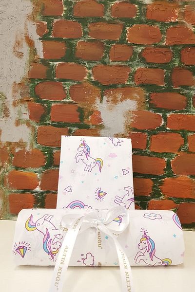 Altın Kuğu Set cearșaf și pernă cu model Unicorn - 120x200 cm