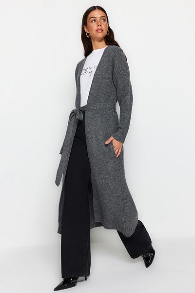 Trendyol Modest Anthrazitfarbene, lange Thessaloniki-Strickjacke mit Gürtel TCTAW24TH00043