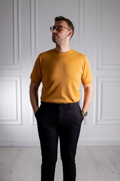 Sarar Επισκέψτε το μπλουζάκι με λεπτό πλεκτό με λαιμόκοψη Basic Mustard