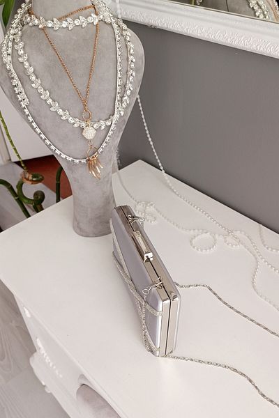 LA CALZATURE Ασημένια σατέν λεπτή θήκη Cross Fitil Stone Βραδινό Φόρεμα Γυναικεία Τσάντα