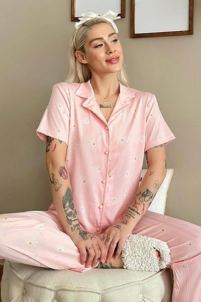 Pijamaevi Pijamale de damă cu mânecă scurtă cu nasturi în față cu model de margarete roz
