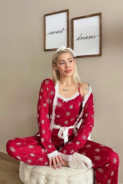 Pijamaevi Pegasus-Pyjama-Set mit Morgenmantel mit rotem Gänseblümchenmuster