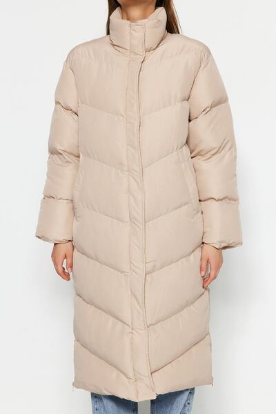 Trendyol Collection Vodoodpudivá dlouhá béžová bunda - detail na boční zip TWOAW24MO00049