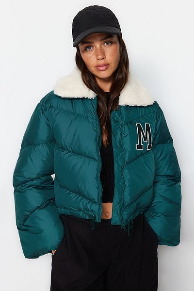 Trendyol Collection Jachetă pufă de pluș, verde închis, hidrofugă, cu detaliu de guler și petice - TWOAW24MO00123