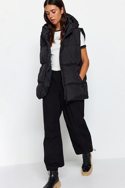 Trendyol Collection Schwarze, übergroße, wasserabweisende Pufferweste mit Kapuze TWOAW24YE00019
