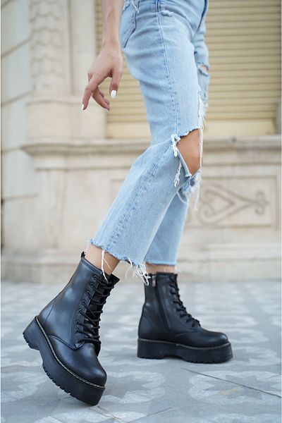 Lolita Love Shoes Γυναικείο μποτάκι Adda με μαύρη δαντέλα με χοντρή σόλα
