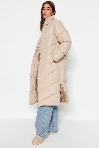 Trendyol Collection Vodoodpudivá dlouhá béžová bunda - detail na boční zip TWOAW24MO00049