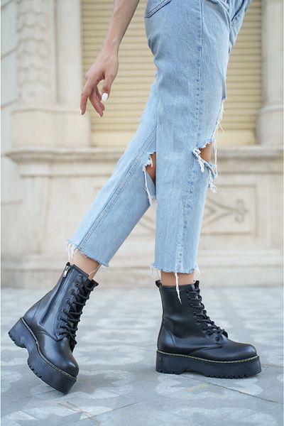 Lolita Love Shoes Γυναικείο μποτάκι Adda με μαύρη δαντέλα με χοντρή σόλα