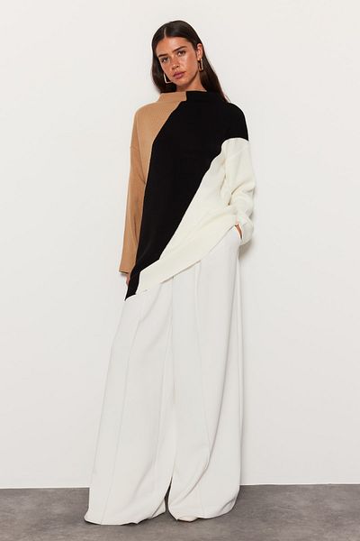 Trendyol Modest Beigefarbener Farbblock-Strickpullover mit hohem Kragen TCTAW24AK00006