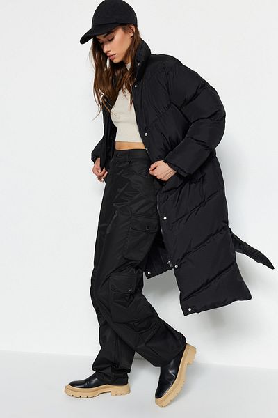 Trendyol Collection Schwarzer, normaler, wasserabweisender, langer Puffermantel mit seitlichem Reißverschluss und detailliertem Reißverschluss TWOAW24MO00049