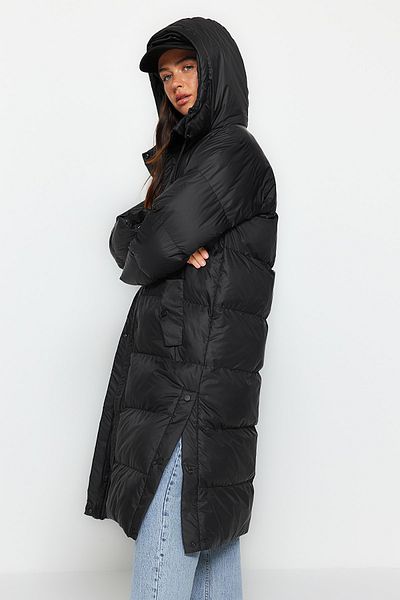 Trendyol Collection Wasserdichte lange Pufferjacke – Kapuze und Druckknopfdetail, Schwarz TWOAW24MO00104