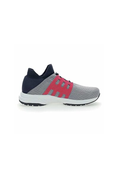 UYN sports shoes