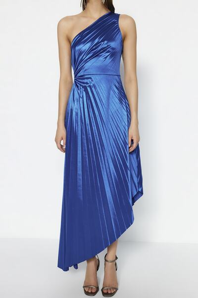 Trendyol Collection Saks Asymetrický plisovaný Detail Pletený satén Stylové večerní šaty Noční šaty pro návrat domů TPRSS23EL00557