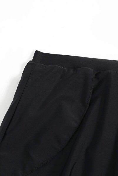 Imoda Kadın Siyah Yırtmaçlı Etek Görünümlü Şık Deniz Şortu