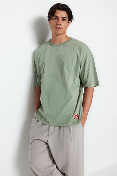 Trendyol Collection Grünes Oversize-T-Shirt aus Baumwolle mit blasser Optik - TMNSS23TS00153