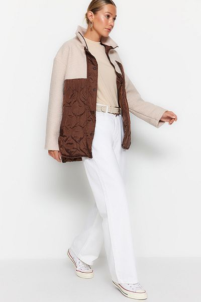 Trendyol Collection Palton matlasat cu detalii de pluș maro supradimensionat - Multicolor, TWOAW24MO00012