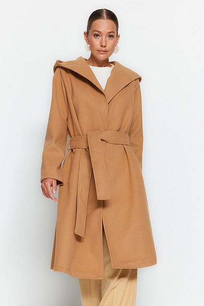 Trendyol Collection Velbloudí oversize široký střih standardní velikost kabát s kapucí a páskem TWOAW24KB00017