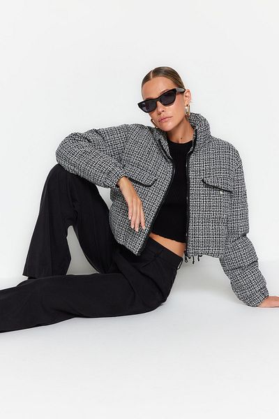 Trendyol Collection TWOAW24MO00028 – Schwarzer Tweed-Crop-Daunenmantel