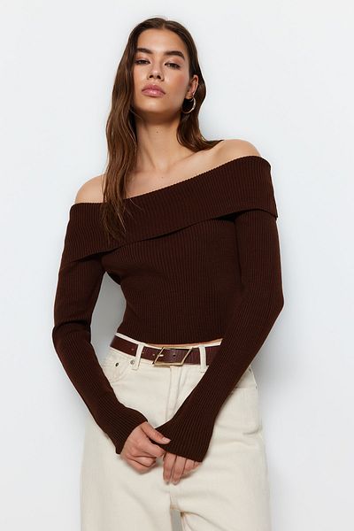 Trendyol Collection Brauner Super Crop Strickpullover mit Carmen-Kragen TWOAW22KZ1897