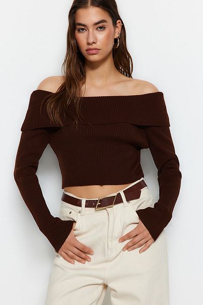 Trendyol Collection Brauner Super Crop Strickpullover mit Carmen-Kragen TWOAW22KZ1897