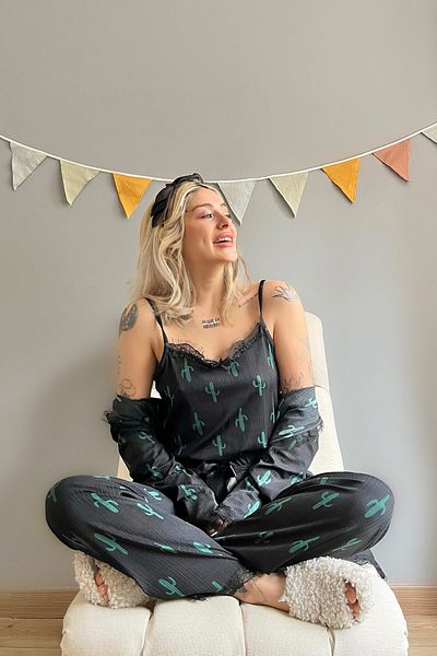 Pijamaevi Set de pijama Pegasus cu model de cactus negru pentru femei, cu halat