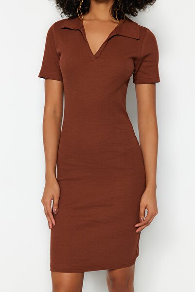 Trendyol Collection Brązowa dopasowana/dopasowana dzianinowa sukienka ołówkowa z kołnierzykiem polo TWOSS23EL02432